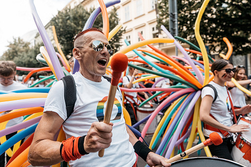 Prahou prošel duhový průchod v rámci festivalu Prague Pride. Účastnily se ho...