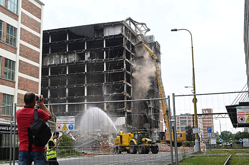 Ve Zlíně začalo bourání vyhořelé výškové budovy, rozebírají ji hydraulické...