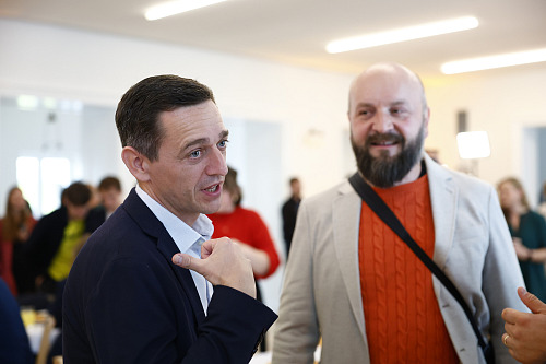 Jan Grolich přichází do volebního štábu lidovců.
