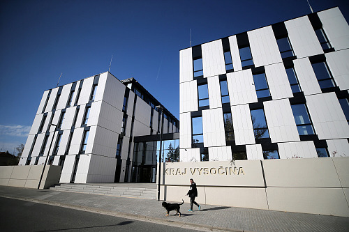 Za stamiliony vzniklo v novém sídle 122 kanceláří. V podzemních garážích je...