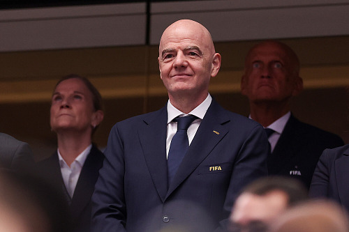 Prezident FIFA Gianni Infantino si nenechal ujít ani zápas mezi Pobřežím...