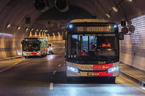 Pražský tunelový autobus linky 145 absolvoval další zkušební jízdu v tunelovém...