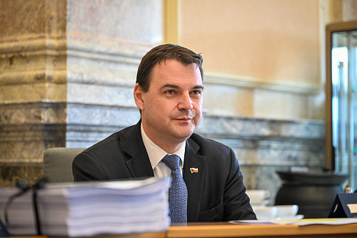 Ministr zahraničí a předseda Motoristů sobě Petr Macinka při jednání vlády (7....