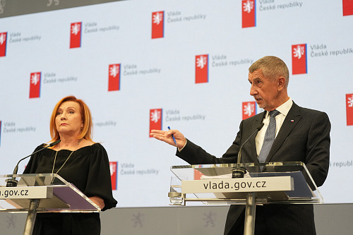 Ministryně financí Alena Schillerová a premiér Andrej Babiš (oba za ANO) na...