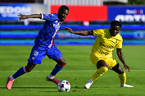Alexis Alégué v souboji o míč se Solomonem Johnem.