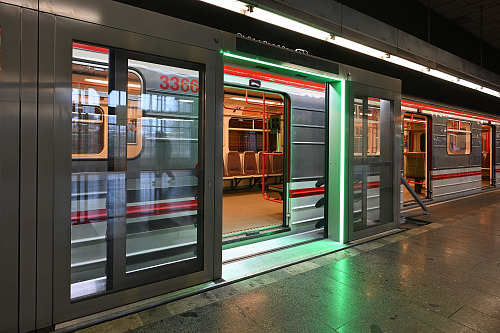 Zkouška skleněné bariéry mezi vlakem a nástupištěm pro automatizované metro ve...