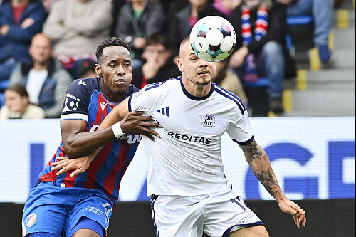 Václav Sejk v souboji o míč se Sampsonem Dwehem.