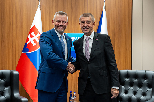 Premiér Andrej Babiš a slovenský prezident Peter Pellegrini při jednání na...
