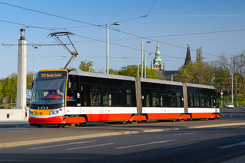 Klimatizovanou tramvaj typu 15T cestující poznají podle žluté čelní masky