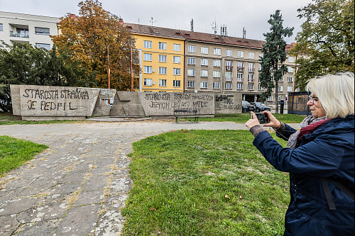 Vandal posprejoval někdejší Galerii cti v centru Hradce Králové, na její...