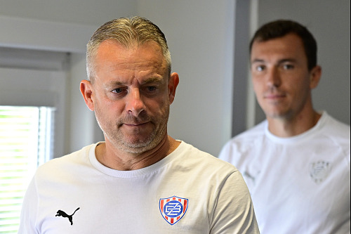 Hlavní trenér Martin Svědík přichází na tiskovou konferenci fotbalistů...