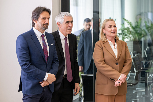 Ministryně obrany Jana Černochová (ODS) se slovenským ministrem obrany Robertem...