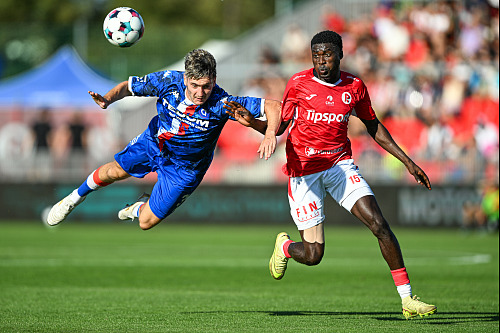 Obránce Karel Pojezný z brněnského Artisu (vlevo) a pardubický Emmanuel Godwin