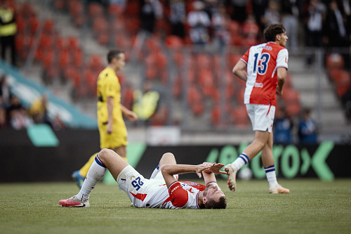 Tomáš Chorý ze Slavie leží v zápase s Hradcem Králové.