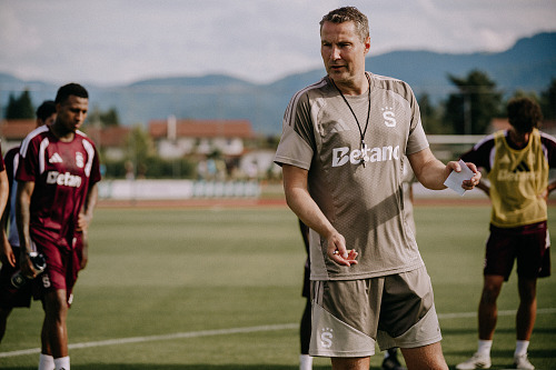 Sparťanský trenér Brian Priske hovoří s hráči na tréninku v Grassau.