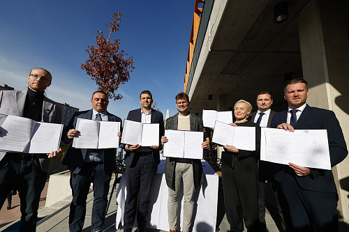 Politici v Brně v pátek dopoledne podepsali na náplavce koaliční smlouvu. (23....