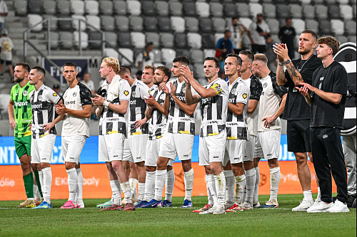 Hráči Hradce Králové děkuji fanouškům po porážce s Besiktasem.