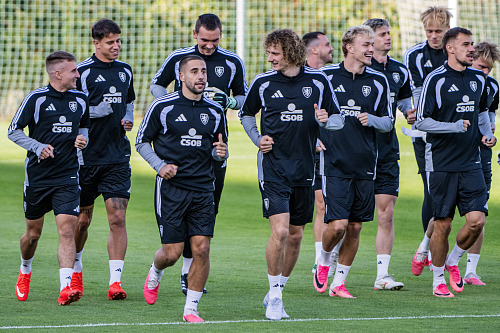 Ondřej Lingr (v popředí) během tréninku českých fotbalistů před duely Ligy...