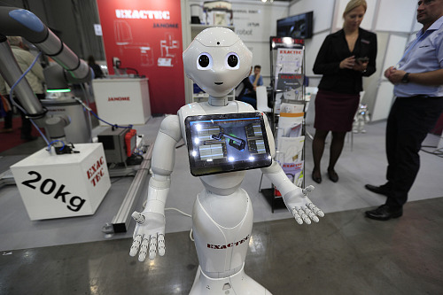 Humanoidní robot Pepper na Mezinárodním strojírenském veletrhu v Brně v roce...