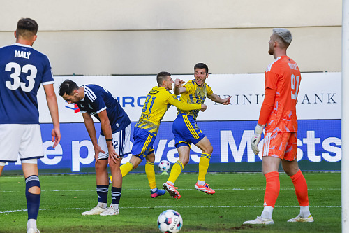 Michal Cupák se raduje z gólu, kterým Zlín vyrovnal v domácím zápase s Olomoucí...
