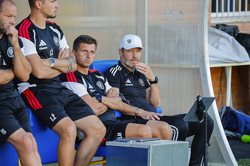 Smutná lavička fotbalistů Zlína s trenérem Bronislavem Červenkou (vpravo) po...