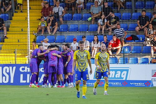 Fotbalisté Bohemians se radují z gólu, zatímco zlínští hráči smutní.