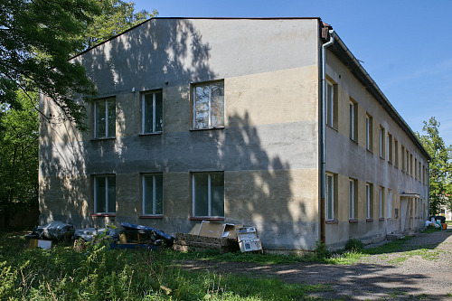 Ubytovna v Drahomyšli na Lounsku po uzavření. Kolem zůstal nepořádek. (27....