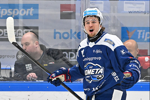 Kristián Pospíšil z Komety Brno se diví svému vyloučení v zápase hokejové...