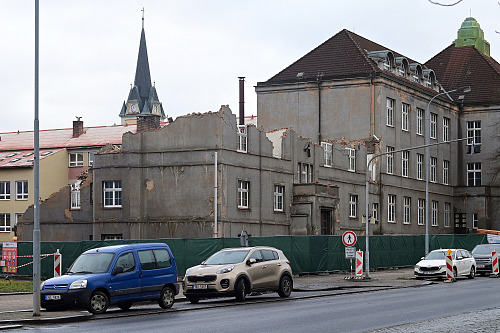 V Karlových Varech začala demolice části historické budovy střední keramické...