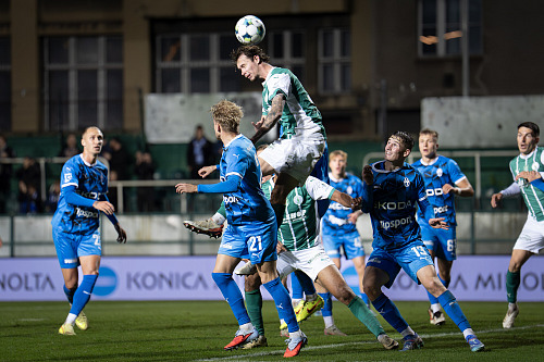 Ondřej Kukučka z Bohemians hlavičkuje v zápase s Mladou Boleslaví.