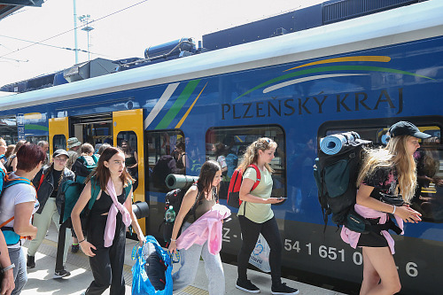 Vlak Českých drah  s nápisy Plzeňský kraj na plzeňském hlavním vlakovém nádraží...