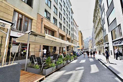 Zahrádkami u barů a restaurací se to v centru Brna jenom hemží. Jsou ve velké...