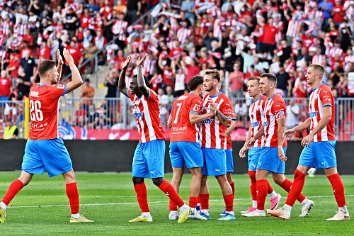 Fotbalisté brněnské Zbrojovky se radují z gólu.