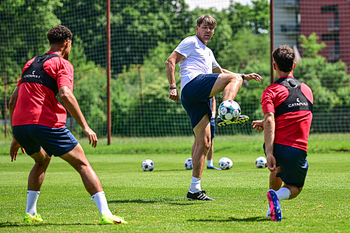 Trenér Jan Trousil vstoupil do přípravy pardubických fotbalistů.
