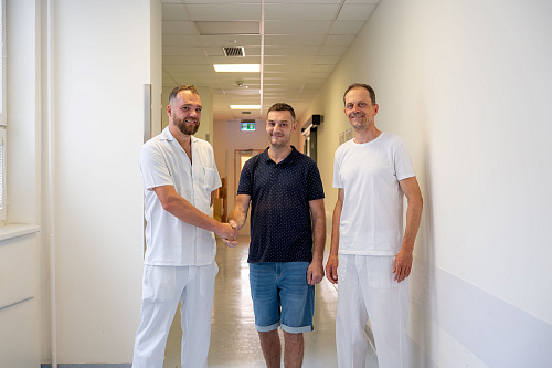 Pacient Dominik S. a lékaři, kteří mu po vážné nehodě zachránili život: Lukáš...