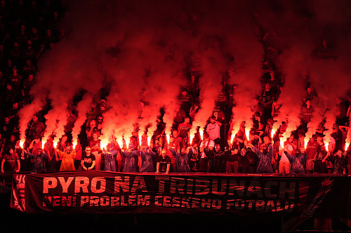 Pyro sparťanských fanoušků v derby proti Slavii