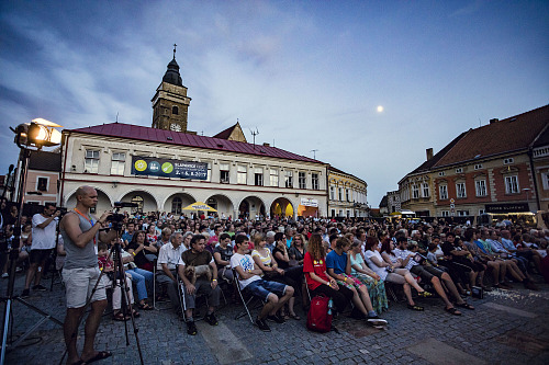 Filmy se promítaly v sálech i na slavonickém náměstí.