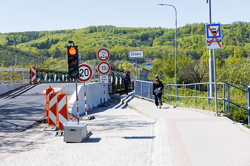 Most nad železničním koridorem mezi obcemi Lelekovice a Česká na Brněnsku je už...