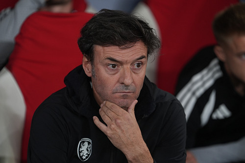 Reprezentační trenér Santi Denia na lavičce během utkání proti Chorvatsku