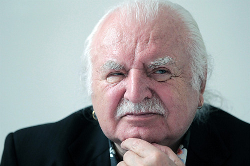 Milan Knížák na tiskové konferenci v Galerii umění Karlovy Vary. (11. dubna...