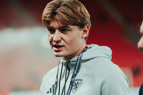 Čerstvý český reprezentant Ryan Naderi před zápasem s Anglií.