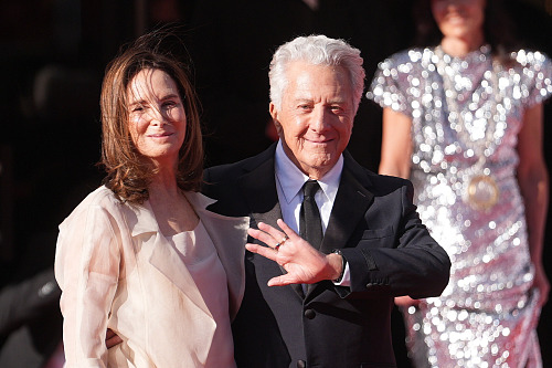 Hvězda letošního filmového festivalu Dustin Hoffman s manželkou Lisou. (3....