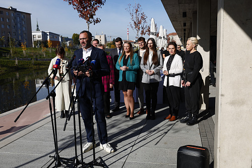 Politici v Brně v pátek dopoledne podepsali na náplavce koaliční smlouvu.(23....