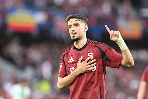 Sparťanský útočník Albion Rrahmani se raduje z gólu.