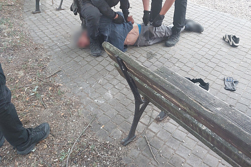 Muž u dětského hřiště bodal nožem do věcí. Strážníci ho museli zpacifikovat....