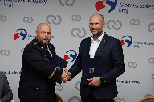 Hejtman Moravskoslezského kraje Josef Bělica (vpravo) a generální ředitel...