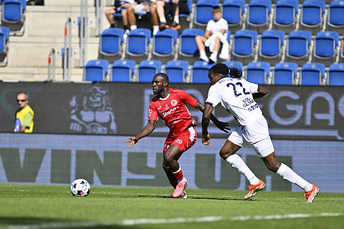 Pardubický útočník Abdullahi Tanko (vlevo) s míčem před Jocelinem Behiratchem...