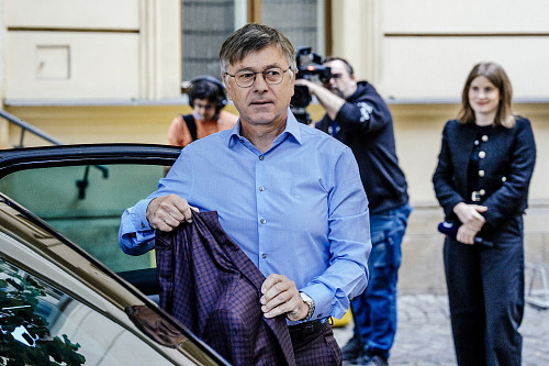 Generální ředitel České televize Hynek Chudárek přichází na jednání s premiérem...