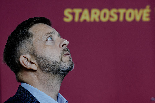 Volební štáb na Malostranském náměstí v Praze (Starostové). Na snímku Vít...