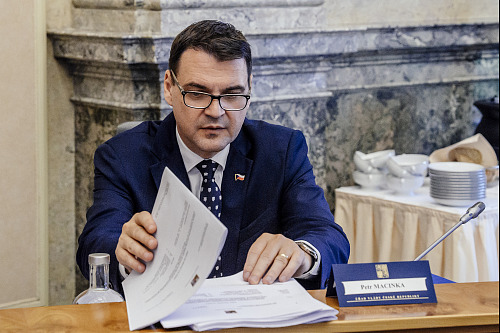 Ministr zahraničí Petr Macinka (Motoristé) na zasedání vlády, která se bude...